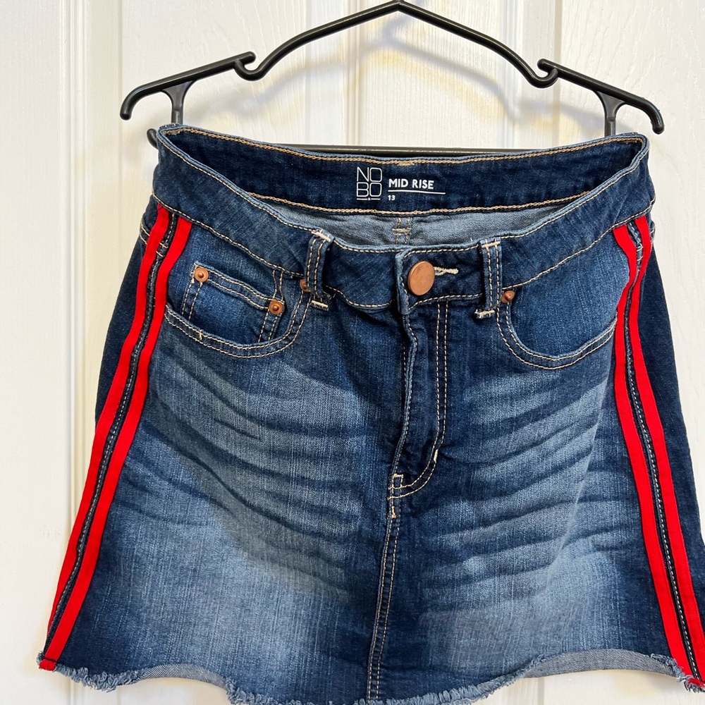 Short denim skirt with red stripes
